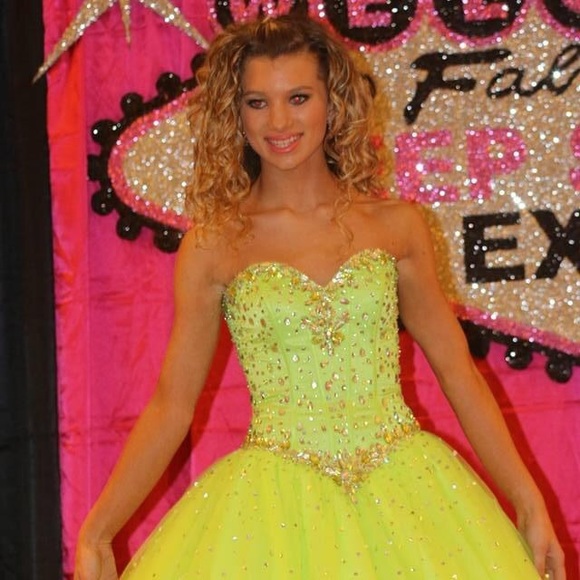 Prom/ pageant quinceanera - Picture 2 of 4